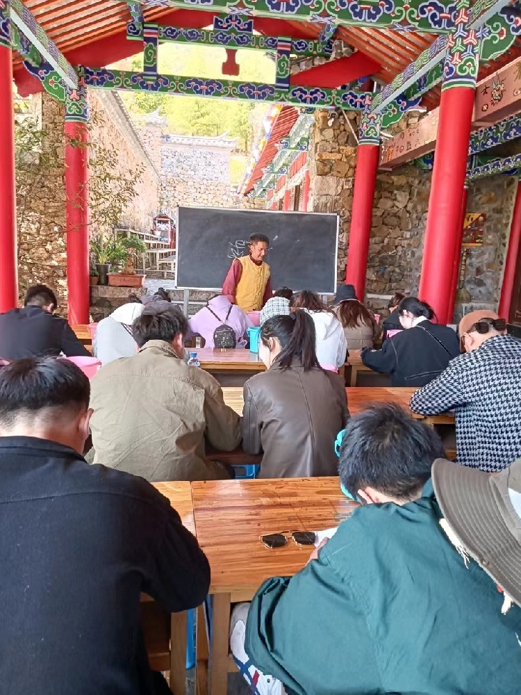 深圳游客在玉水寨体验东巴文化
