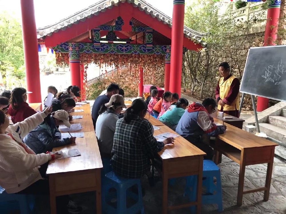 丽江旅院师生在玉水寨体验东巴文化