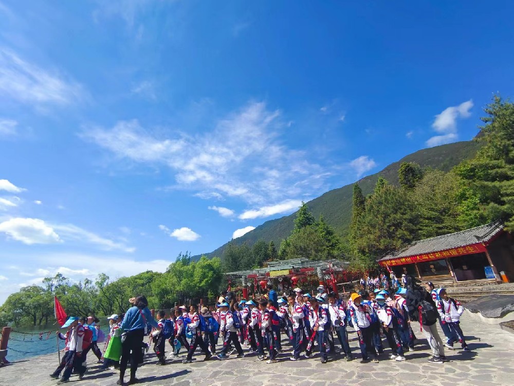 文荣学校师生在玉水寨参观游玩