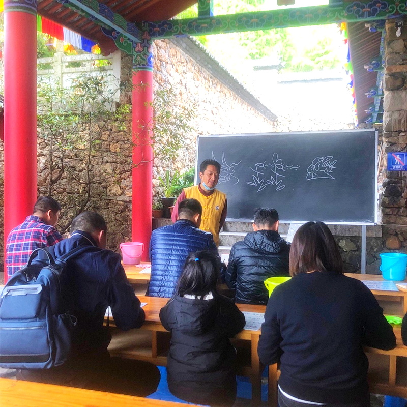 2023年05月10日广东游客在丽江玉水寨东巴传承院学习体验东巴文化