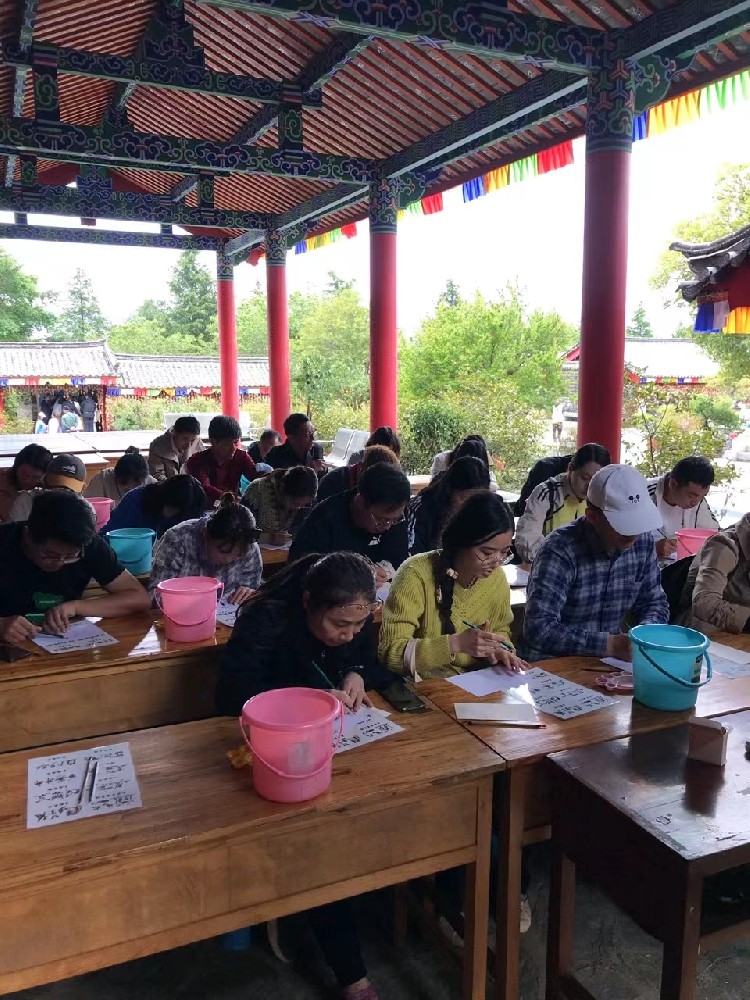5月13日，游客在玉水寨体验东巴文化