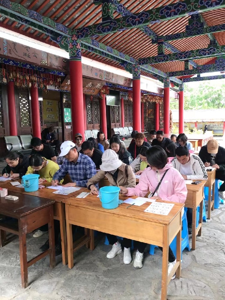 游客在玉水寨体验东巴文化