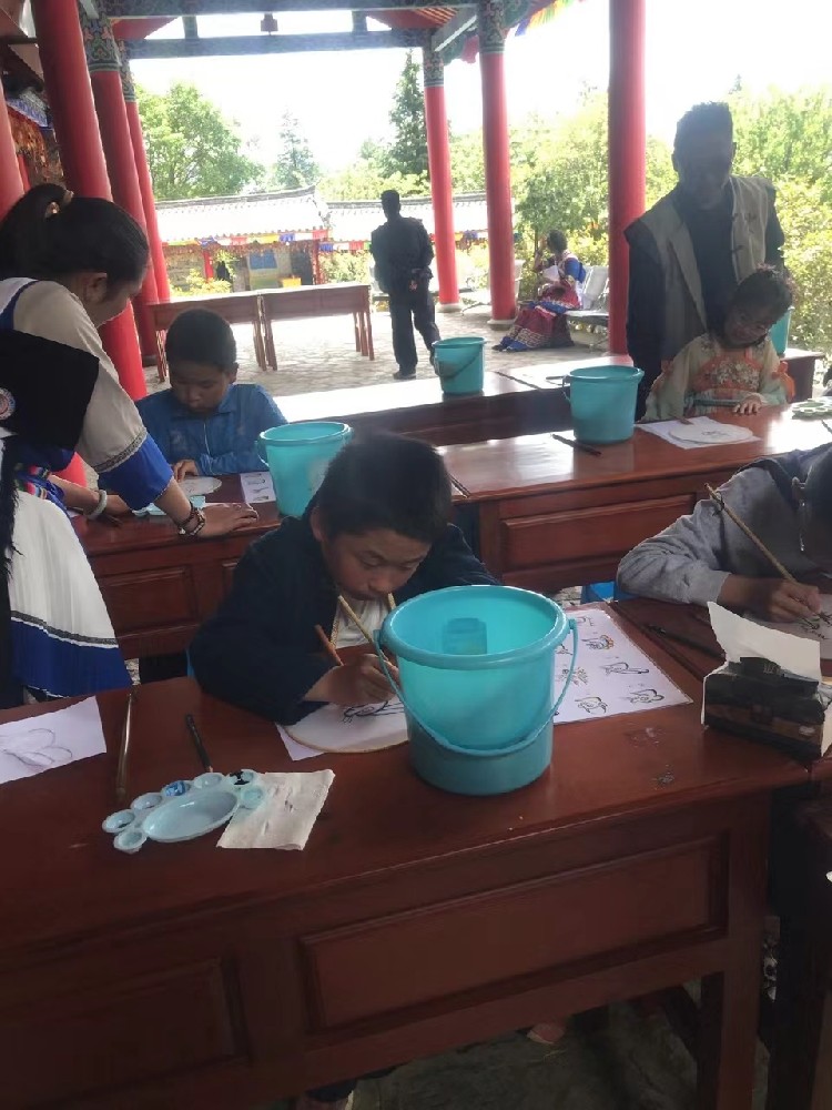 丽江市民在玉水寨东巴院学习东巴文化