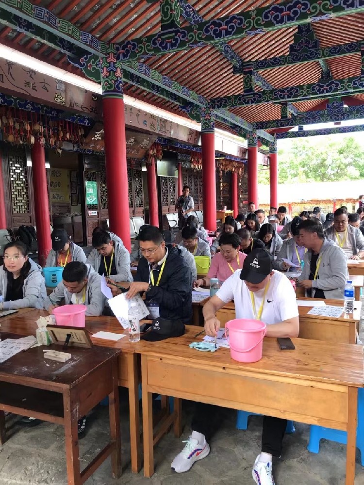 江苏游客在东巴院体验东巴文化