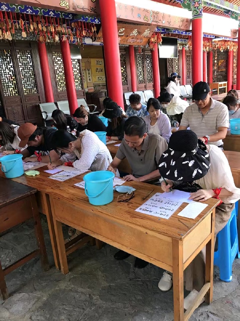东巴纸镜框体验团在玉水寨体验东巴文化