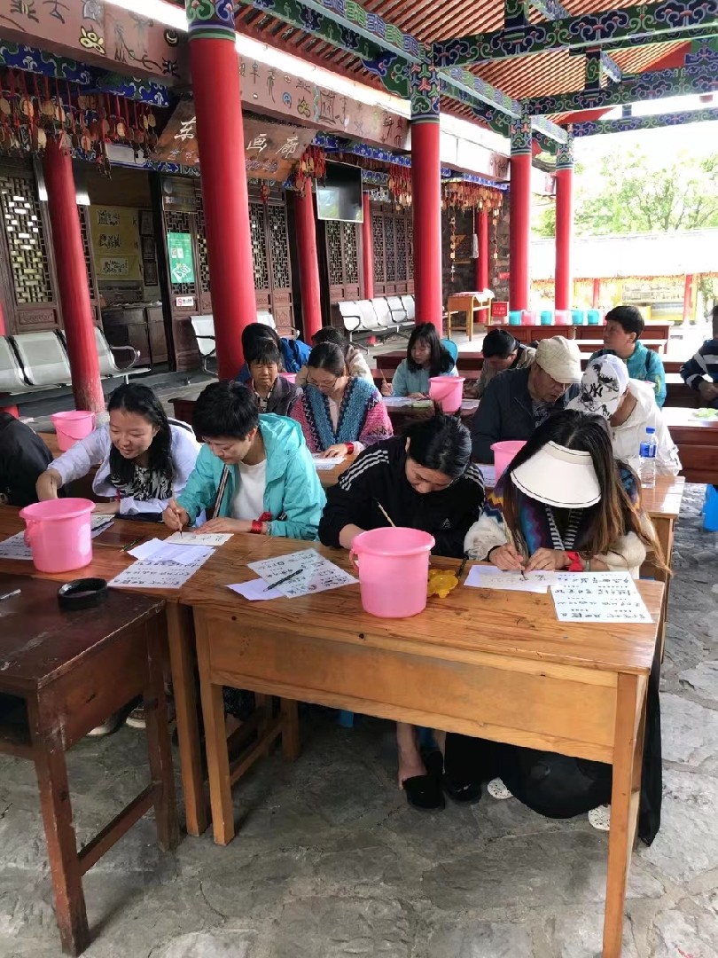 东巴纸东巴文化体验团在玉水寨学习体验东巴文化