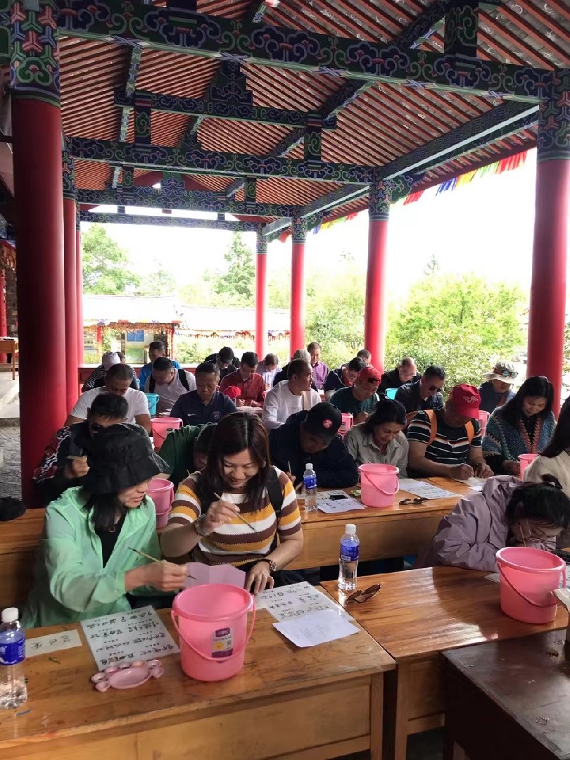 ​6月17日，东巴纸镜框体验团在玉水寨体验东巴文化