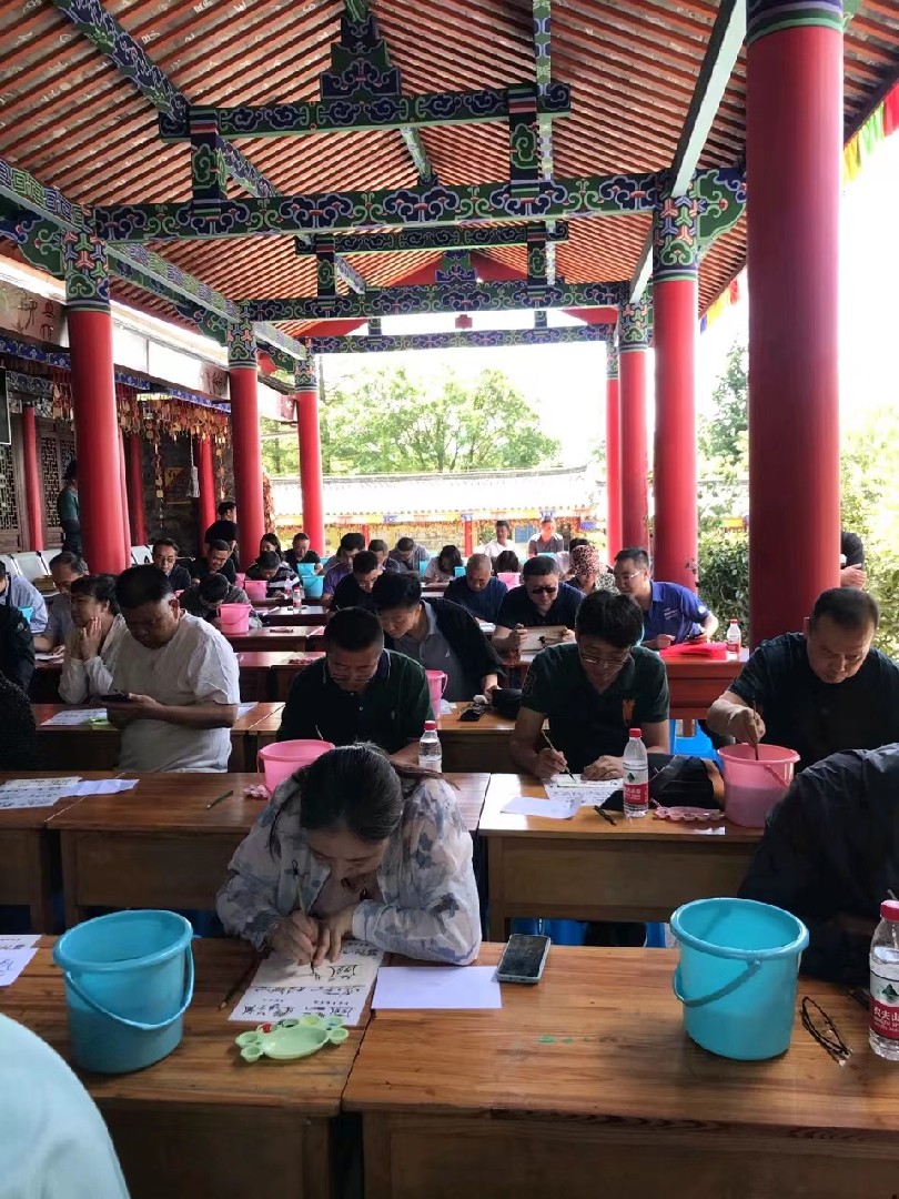 旅行社游客在玉水寨体验东巴纸镜框制作