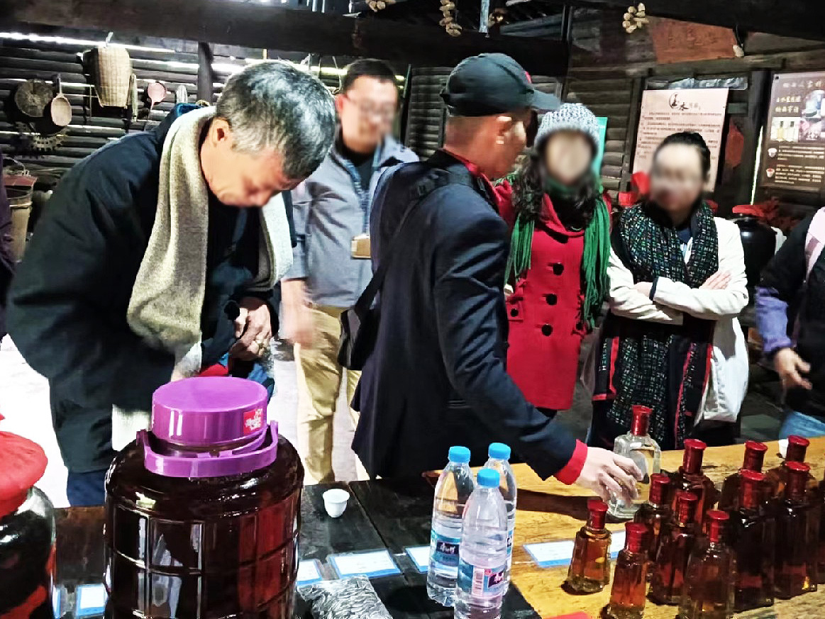 大理游客在玉水寨民俗院把酒言欢