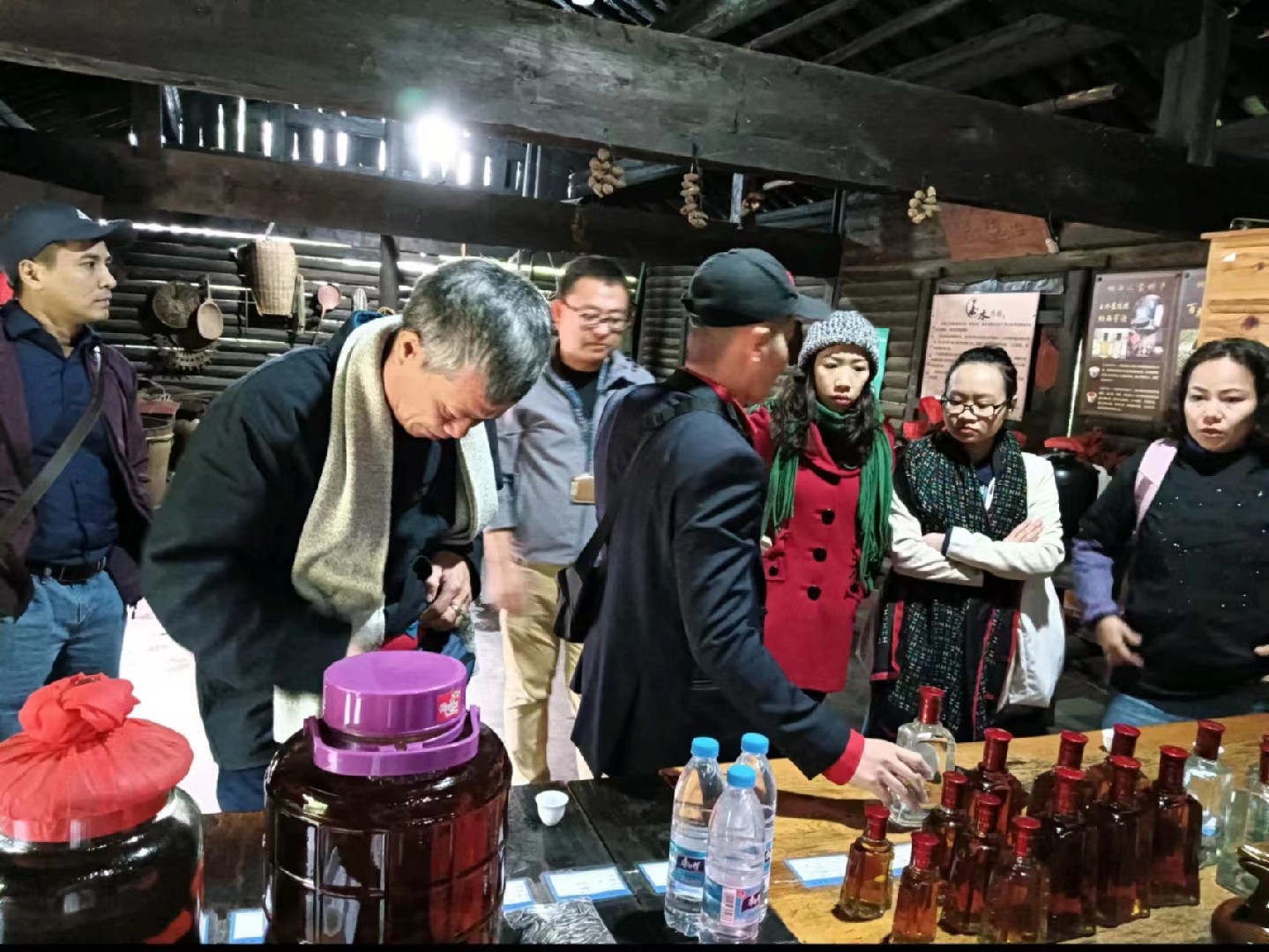 大理游客在玉水寨民俗院饮酒品茶