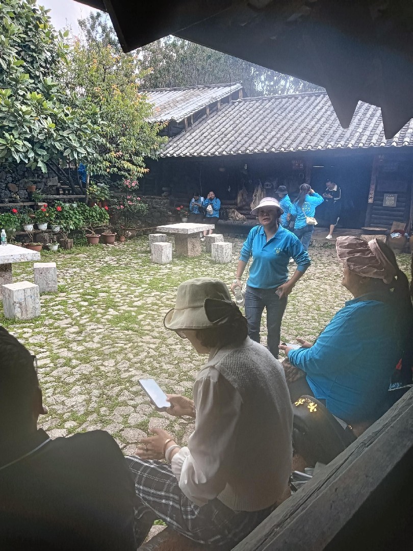 昆明游客在玉水寨民俗院