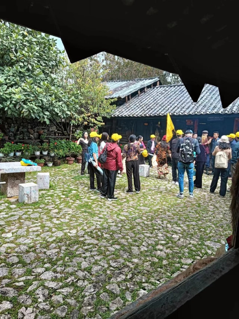 10月11日，越南游客在玉水寨民俗院