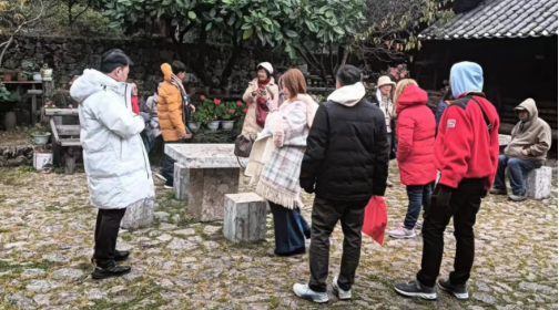 马来西亚游客在玉水寨民俗院游玩