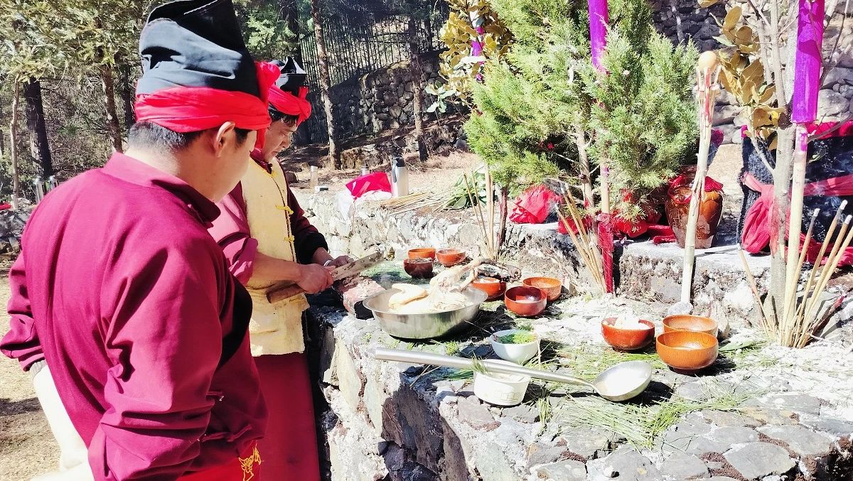 正月初五，各地纳西族举行祭天仪式