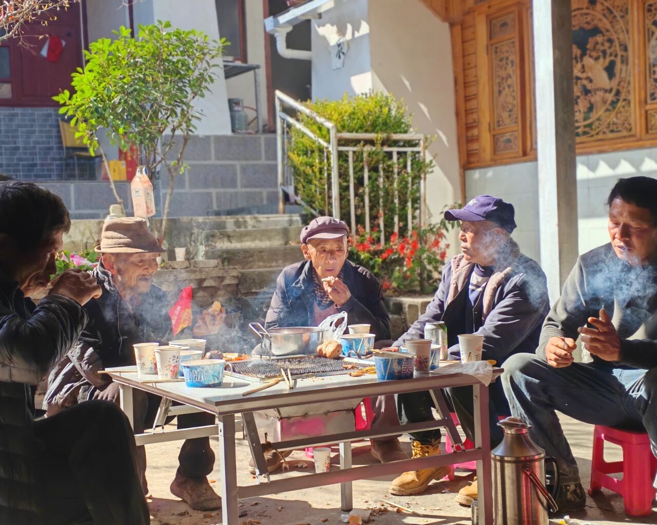 炊烟起，年味浓！美鲁纳西村的杀猪饭香透整条街